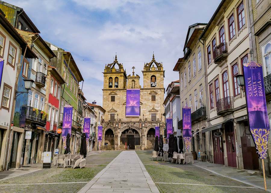 Rossio da Sé de Braga decorado para a Semana Santa