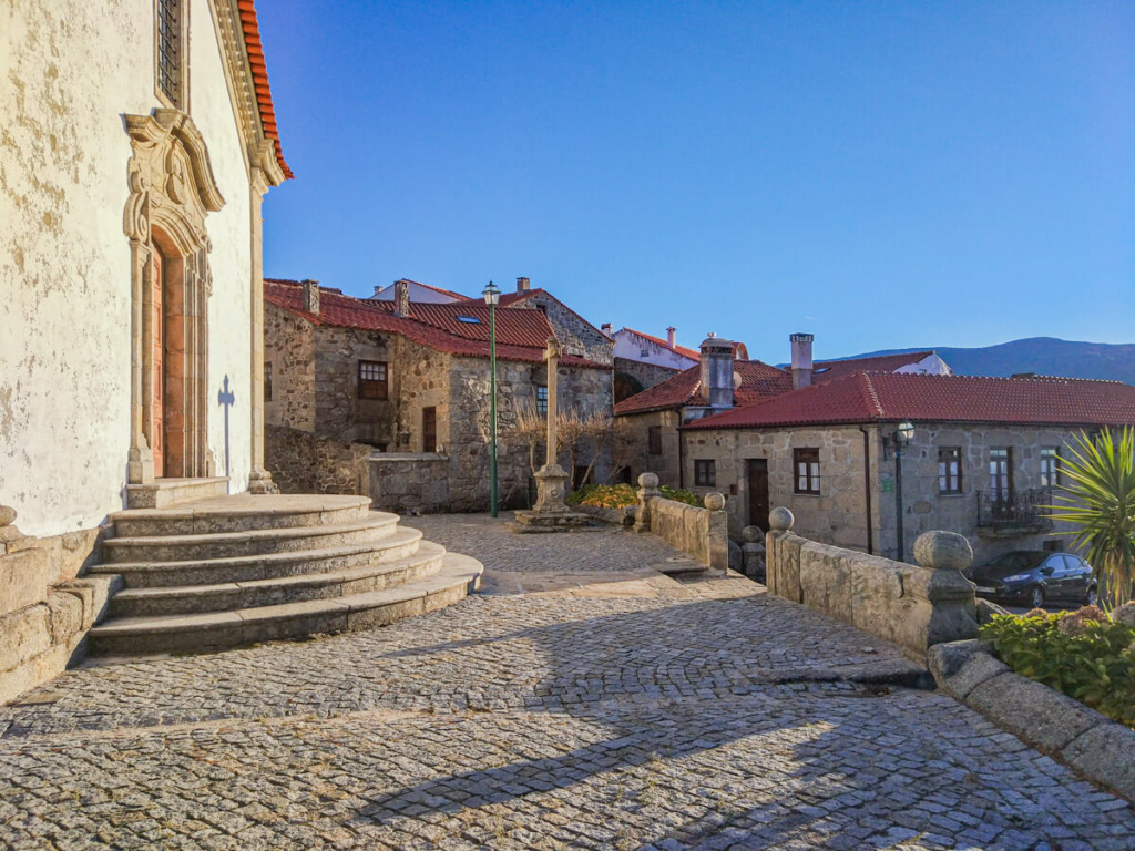 Aldeia de Linhares da Beira - adro da igreja