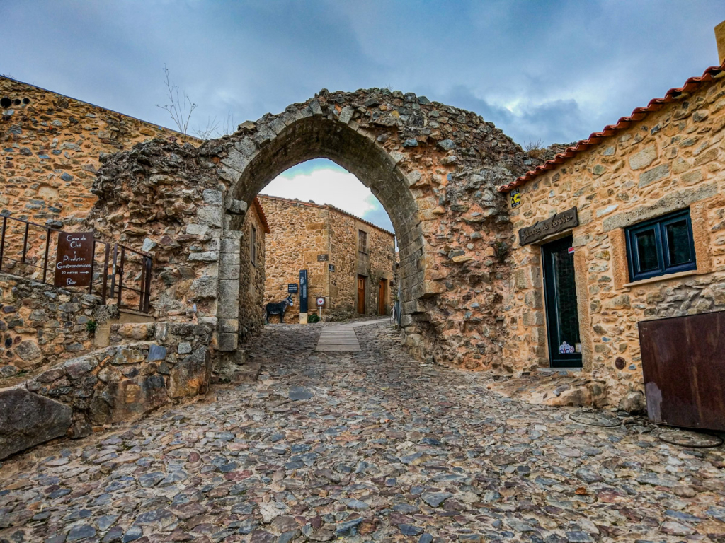 Arco de Castelo Rodrigo, à entrada da aldeia