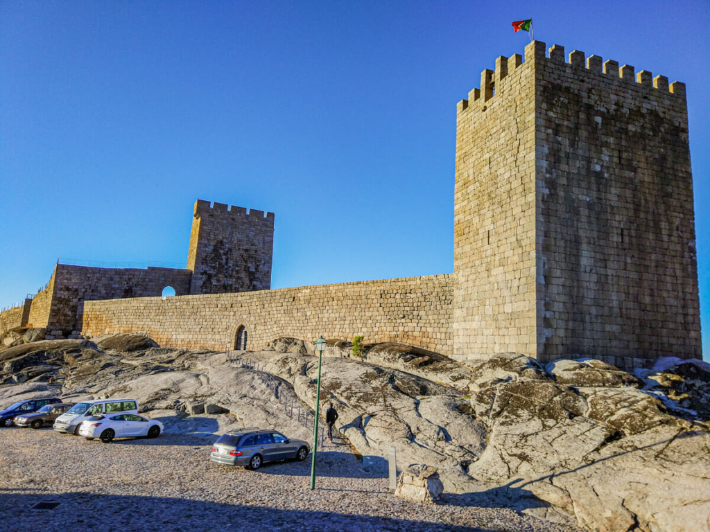 A frente do Castelo de Linhares