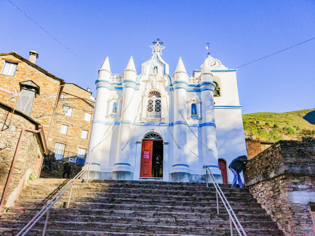 A Igreja de Piódão na serra do açor - branca e azul