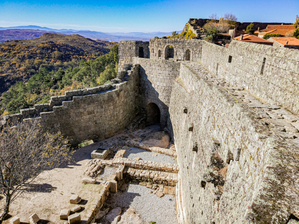 As muralhas do castelo de Sortelha