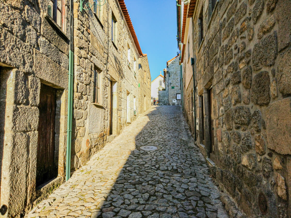 As ruelas da aldeia histórica de Linhares da Beira