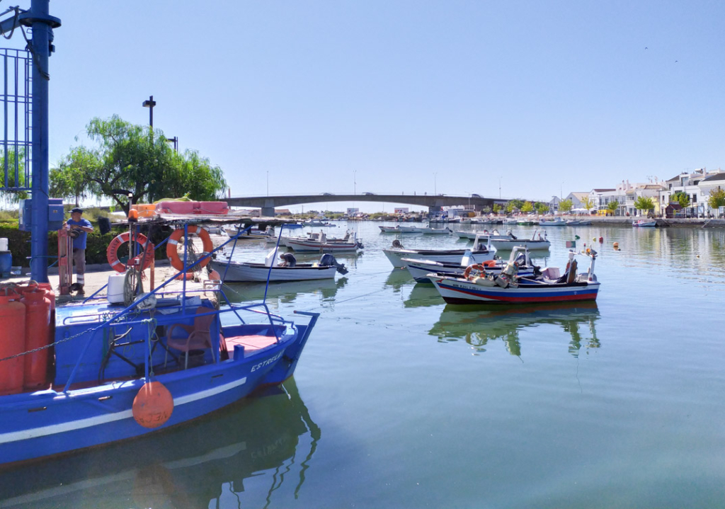 Barcos no Rio Gilão ao visitar Tavira