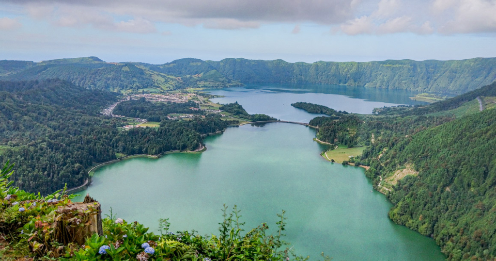 Lagoa das 7 cidades vista do miradouro da vista do rei
