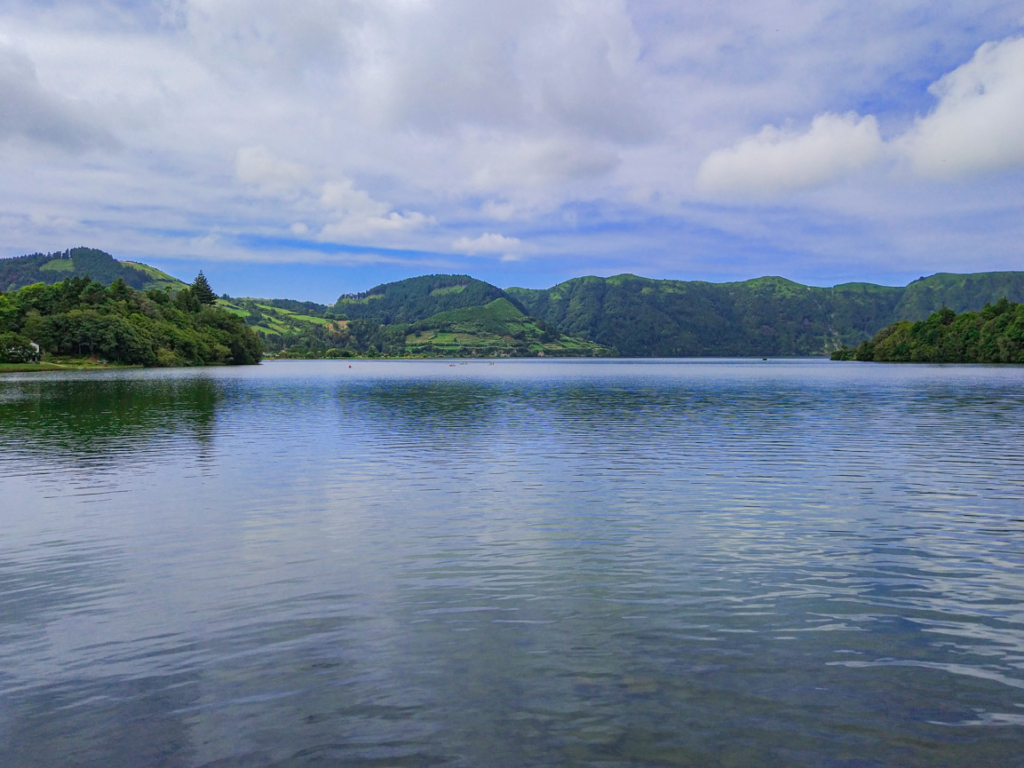 Lagoa das Sete Cidades observada a partir da ponte entre as lagoas
