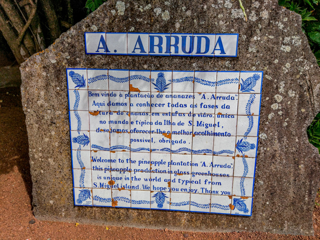 Painel em azulejo de boas vindas às estufas de ananases a arruda