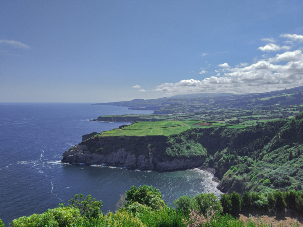 Miradouro de Santa Iria e a sua extraordinária vista para a costa de São Miguel
