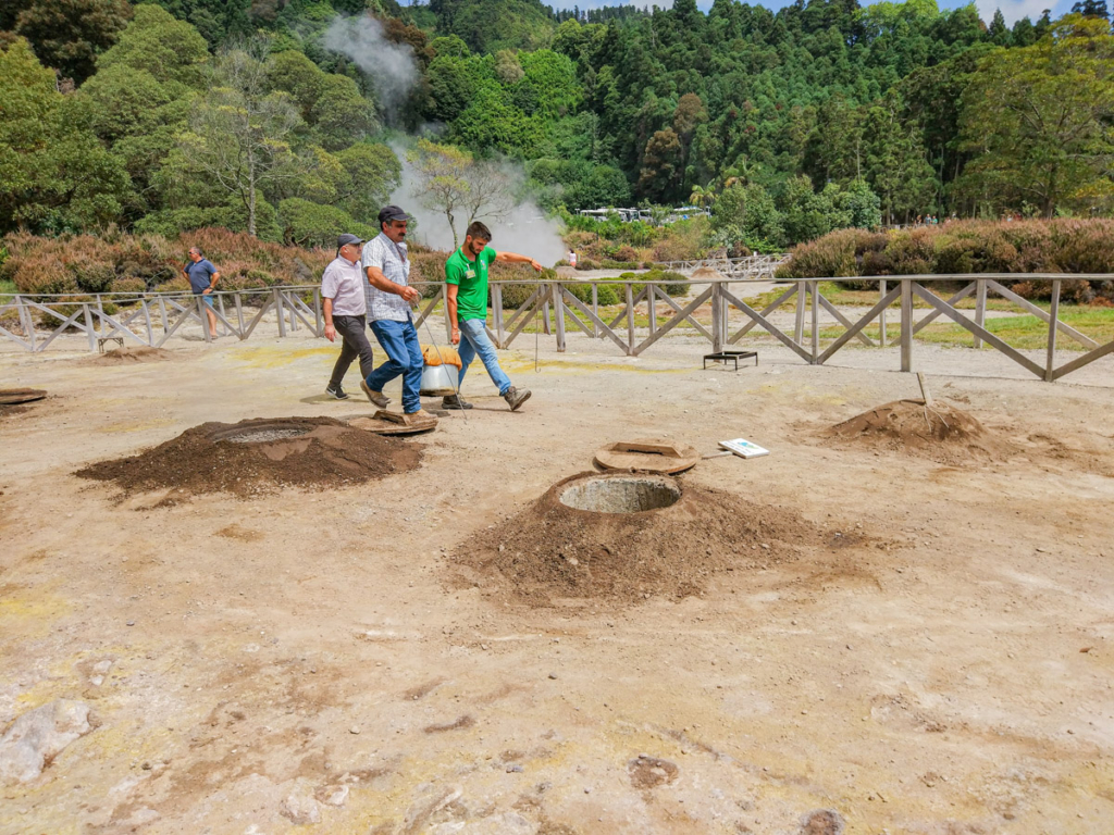O Cozido das Furnas a ser retirado dos buracos na terra