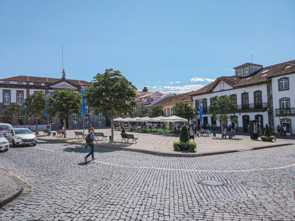Praça Velha de Angra do Heroísmo com vista para a câmara municipal