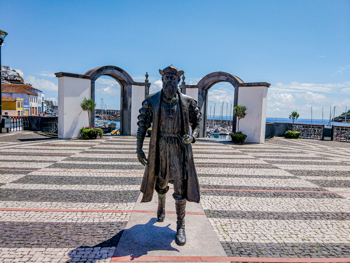 Roteiro de Viagem aos Açores - O que visitar na ilha terceira - O que visitar em Angra do Heroísmo - Estátua de Vasco da Gama no Pátio da Alfândega