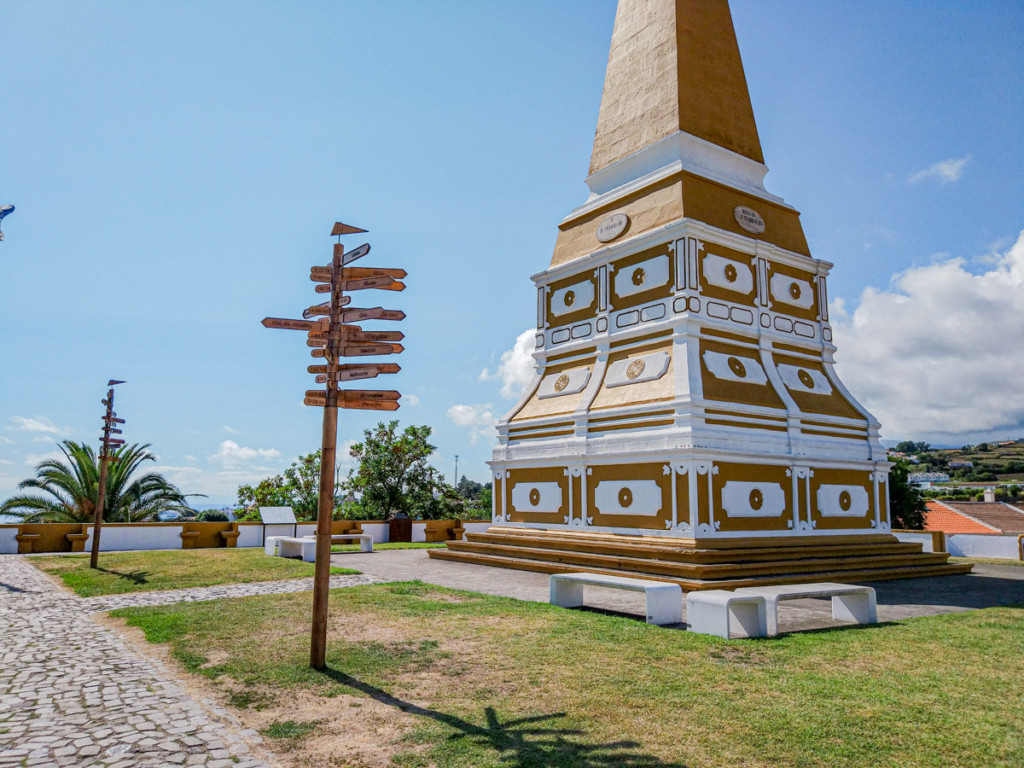 Monumento de memória a d. pedro iv com setas de locais e km para varias partes do mundo