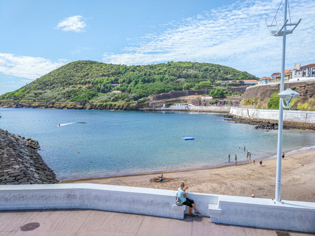 Praia de Angra do Heroísmo com perspectiva em que se vê o monte brasil