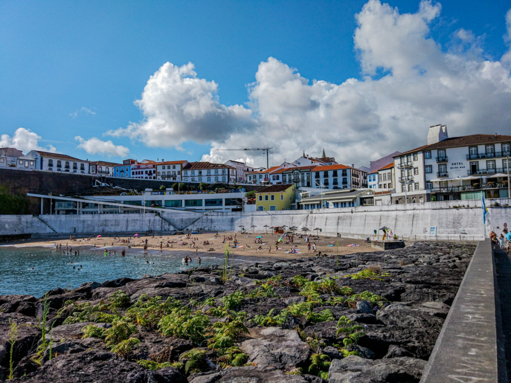 Praia de Angra do Heroísmo com a cidade nas costas
