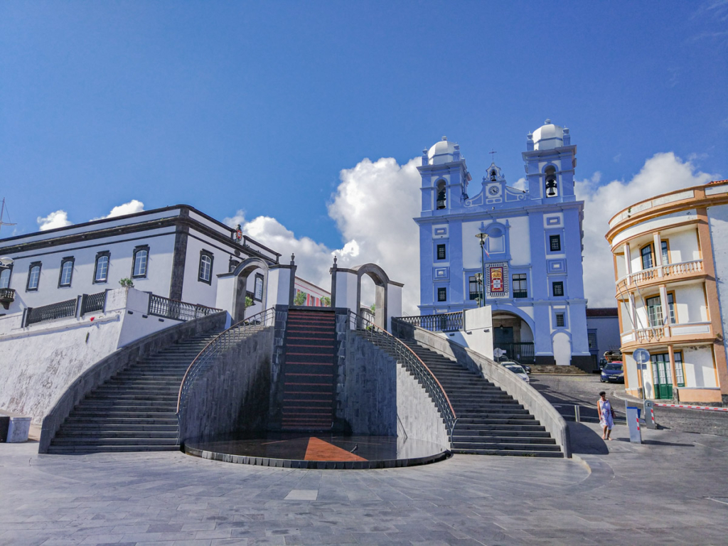 Igreja da Misericórdia e a escadaria do Pátio da Alfândega