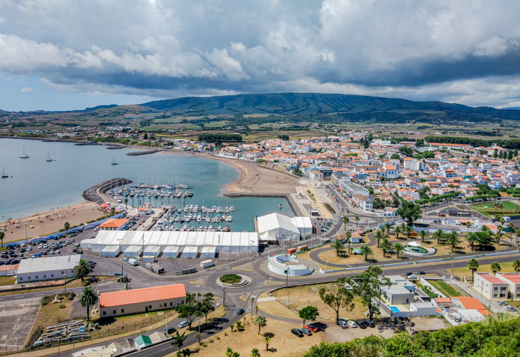 Miradouro do Facho com vista para a praia da vitória e marina