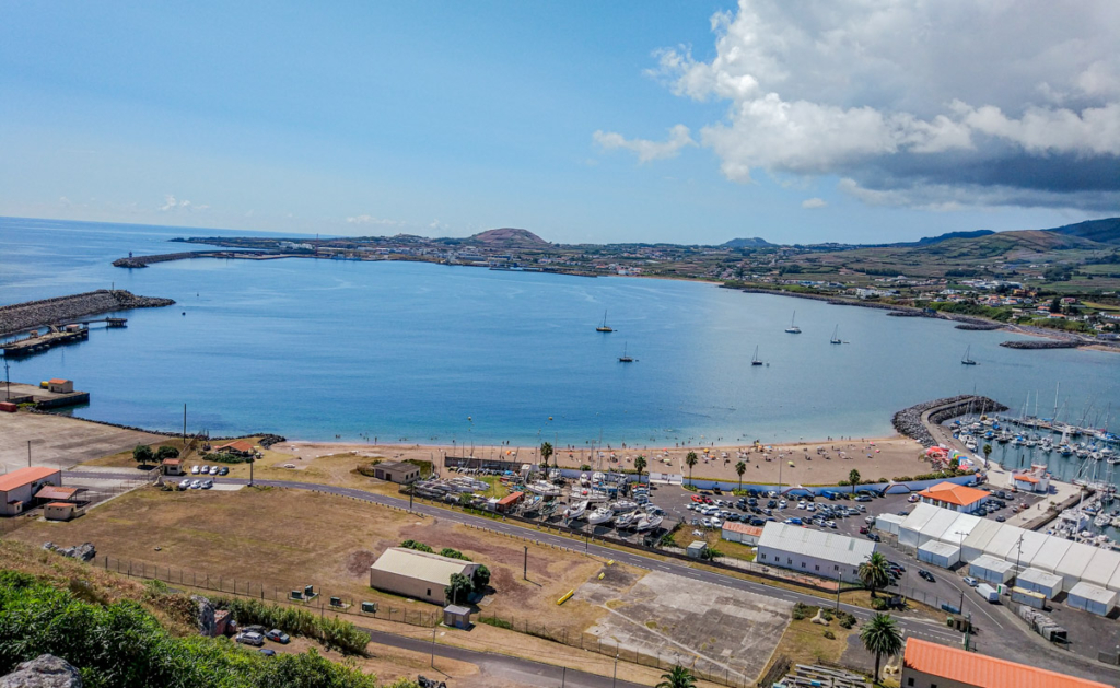 miradouro do facho com vista para a praia da vitória e enseada da marina