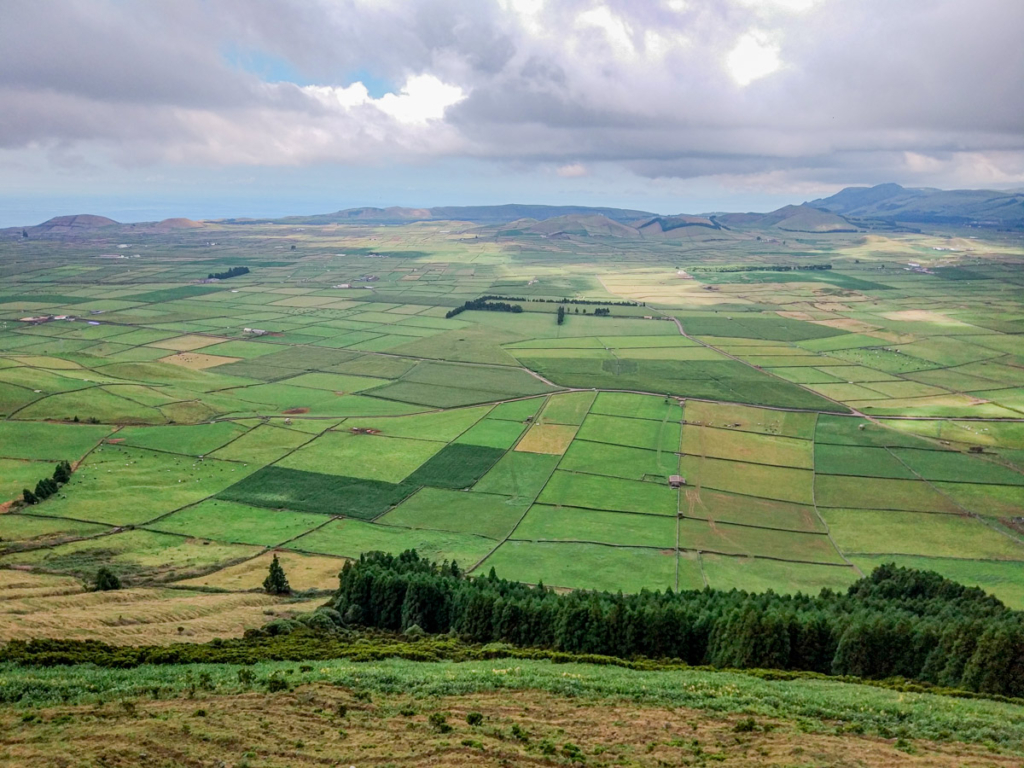Miradouro da Serra do Cume ou Manta de Retalhos - paisagem verde aos quadrados formados pelas divisões de terrenos em rocha vulcânica