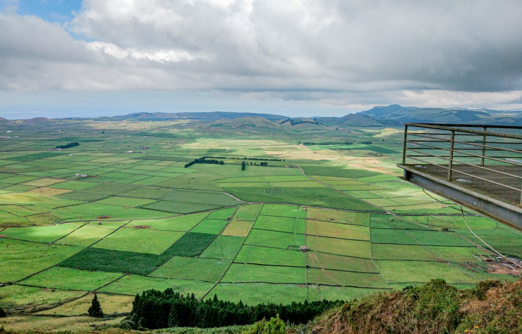 Miradouro da Serra do Cume ou Manta de Retalhos - paisagem verde aos quadrados formados pelas divisões de terrenos em rocha vulcânica