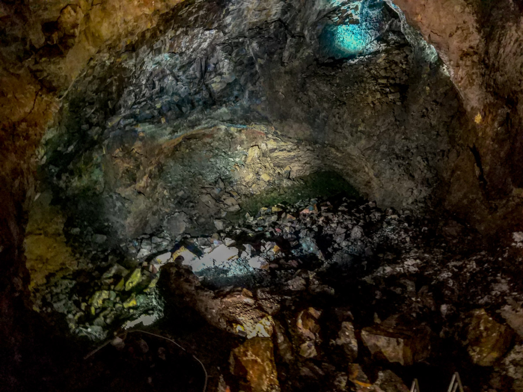 As formações vulcânicas do Algar do Carvão, muito coloridas
