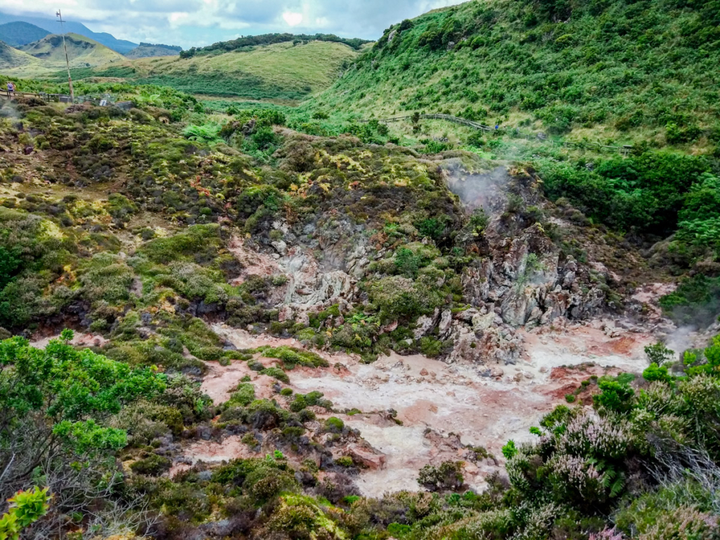 Furnas de Enxofre, com trilho em redor delas, na ilha terceira