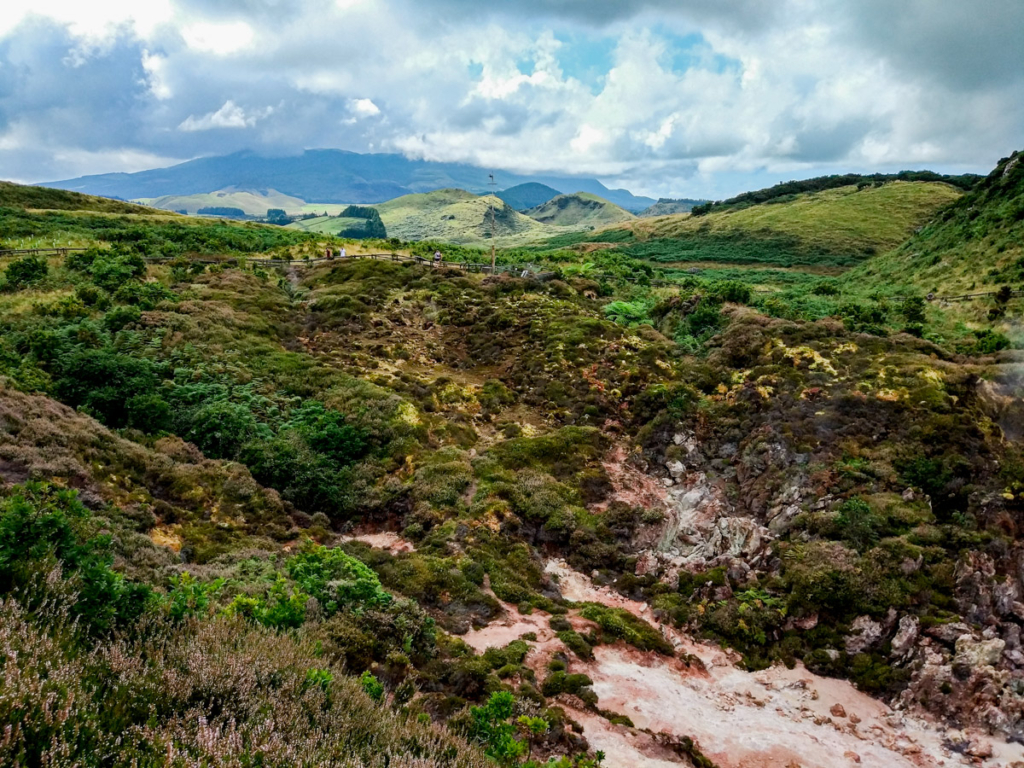 Furnas de Enxofre - com os campos verdes da ilha terceira em redor