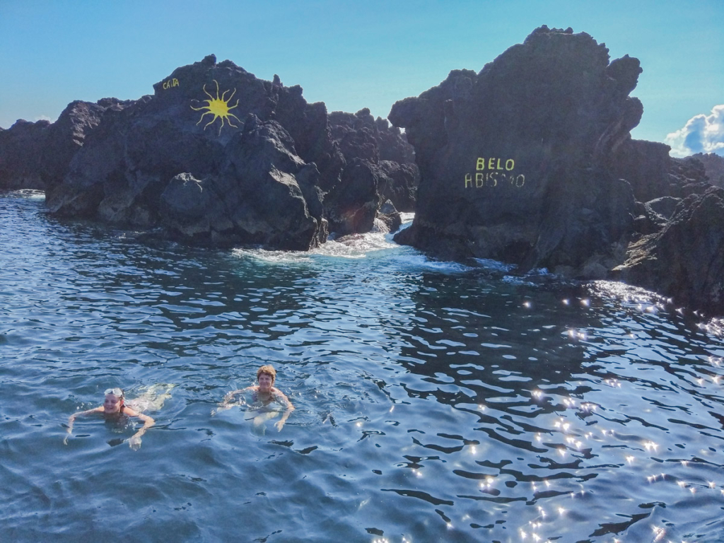 Graffities nas rochas vulcânicas - "Belo Abismo" junto às piscinas naturais de biscoitos