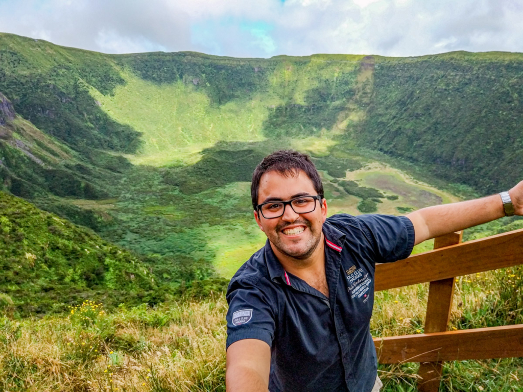 Eu na Caldeira do Cabeço Gordo, completamente verde e no centro da ilha