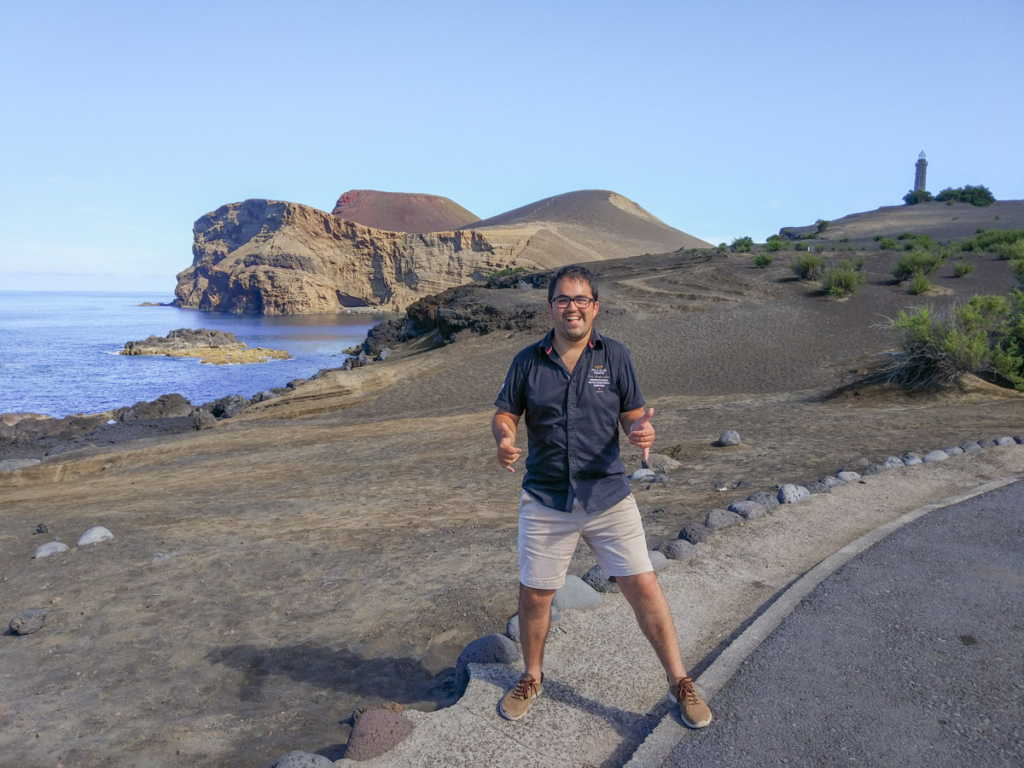 Eu, com o vulcão dos capelinhos na rectaguarda, pedaço de terra mais novo de portugal.