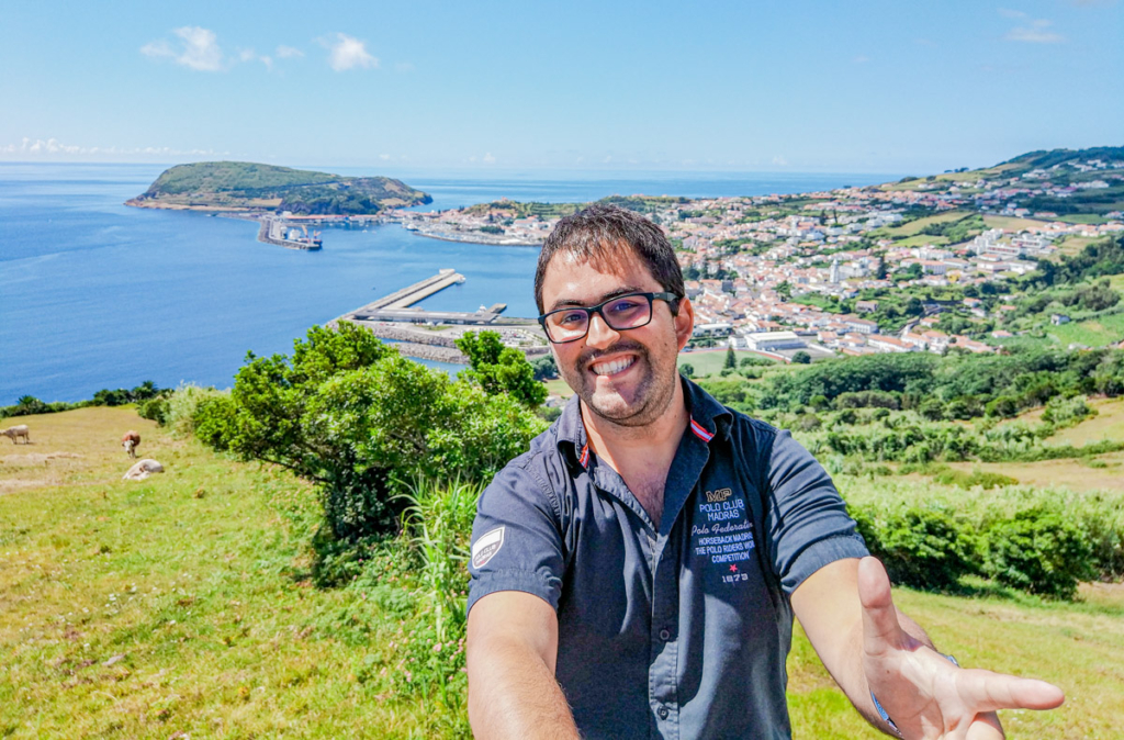 Eu, no Miradouro da Espalamaca com vista para a cidade da horta e monte da guia