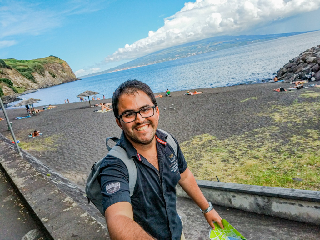 Eu, na praia da Conceição, Faial, com vista extraordinária para a ilha do Pico