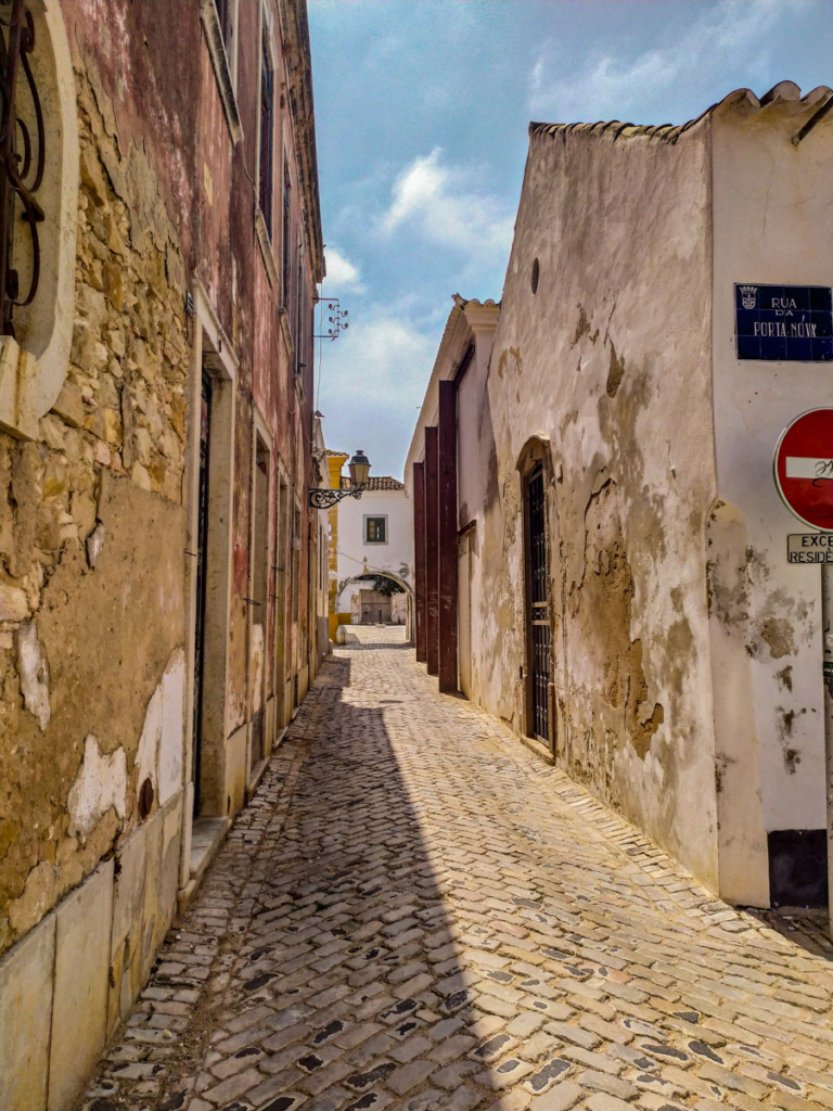 Rua da Porta Nova, no interior do centro histórico de Faro, no Algarve. Roteiro do que visitar no Algarve