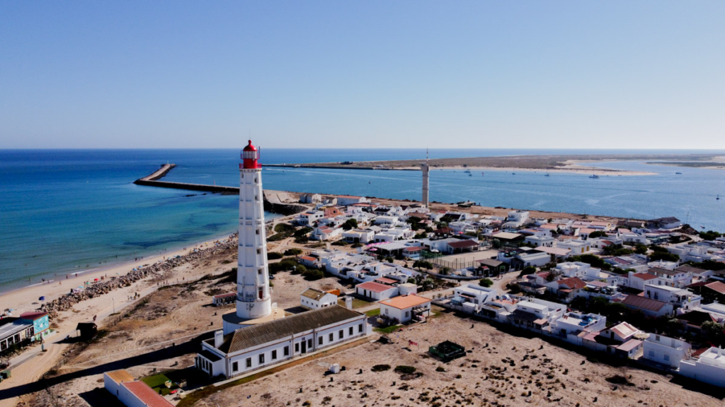 Farol do Cabo de Santa Maria, e Ilha deserta ao fundo