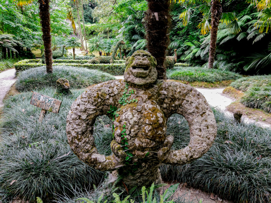 Estátuas envoltas em Vegetação no Parque Terra Nostra