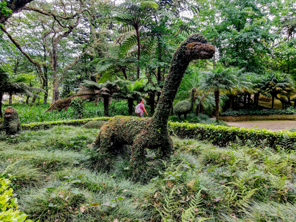 Estátuas envoltas em Vegetação no Parque Terra Nostra
