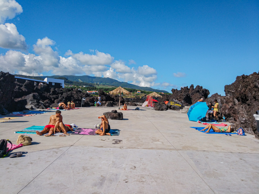 Plataformas de cimento das Piscinas Vulcânicas Naturais de Biscoitos