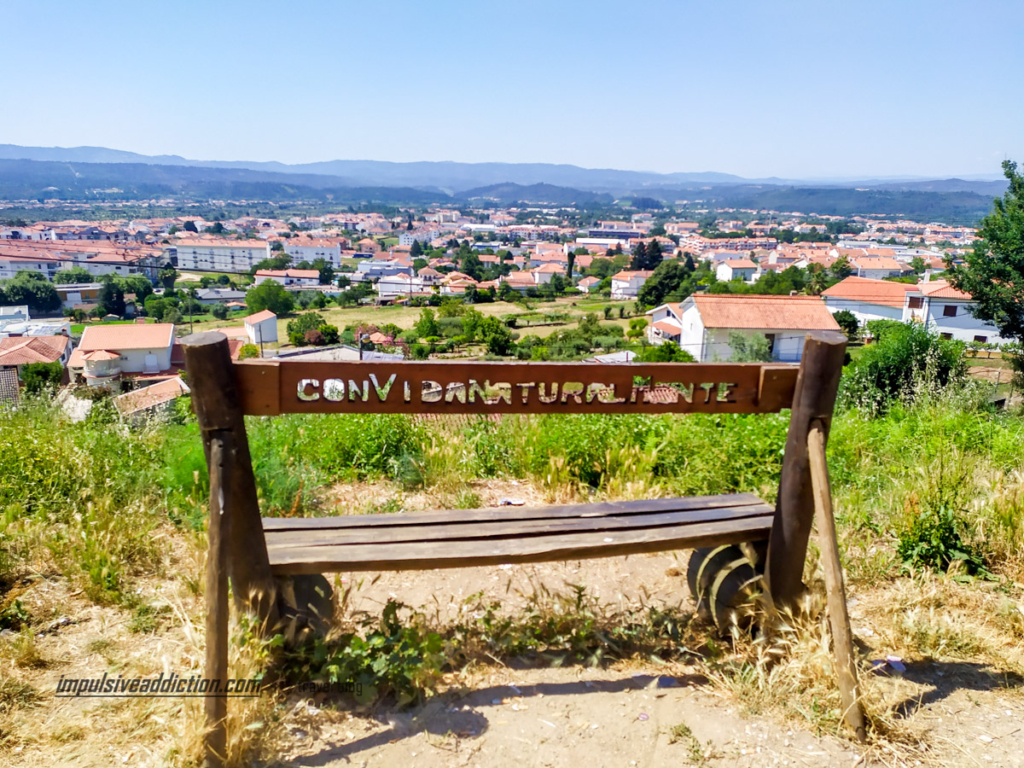 Banco Convida Naturalmente com miradouro para a vila da Lousã