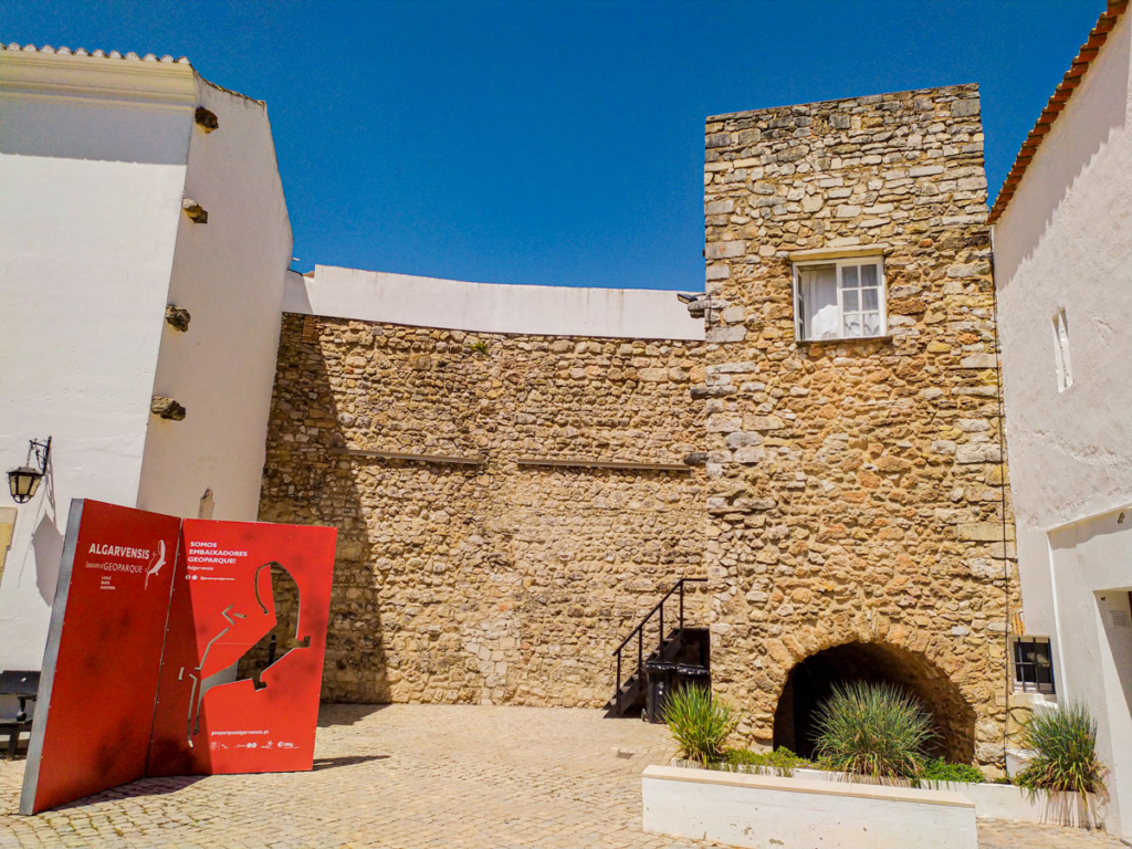 Castelo de Loulé e muralhas de estilo árabe. O que visitar no Algarve
