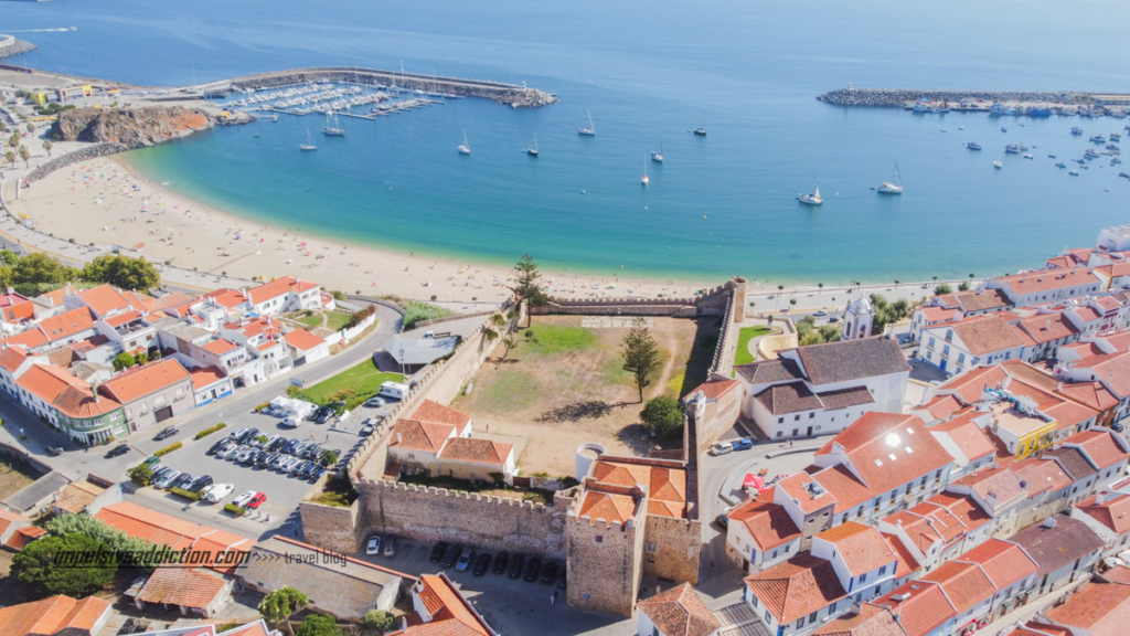 Praia Vasco da Gama vista de Drone. O castelo de Sines fica visivel com a baía ao fundo.