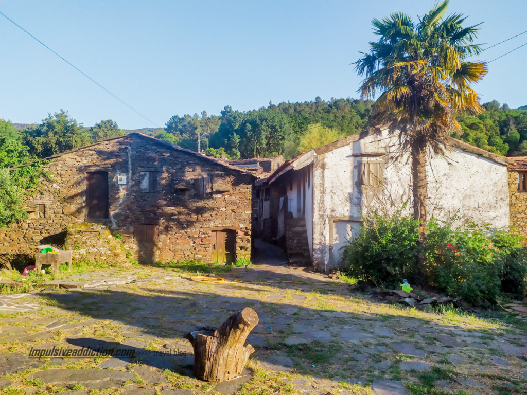 Catarredor - Aldeia de xisto da Serra da Lousã - praça central