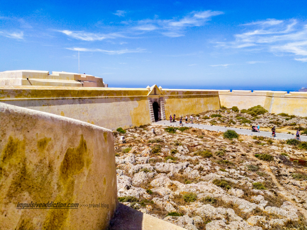 Fachada principal da fortaleza de Sagres
