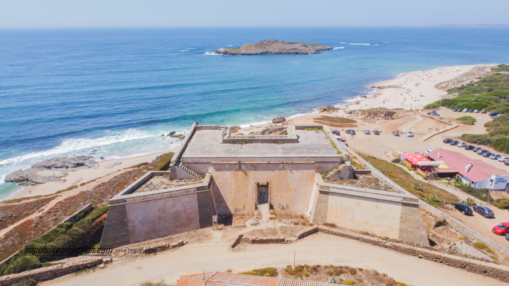 Forte de Nossa Senhora da Queimada com Ilha do Pessegueiro e praia atrás