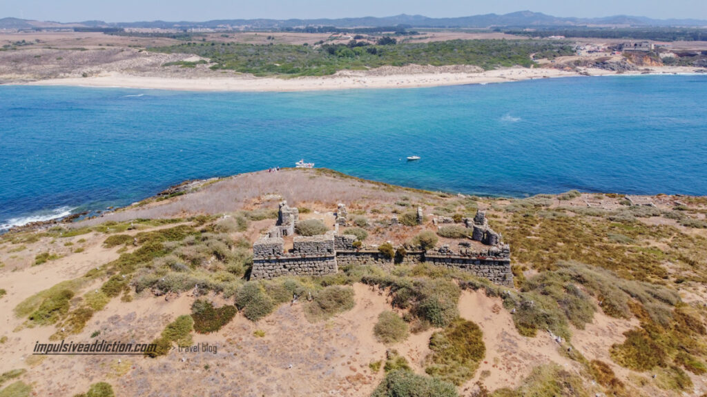 Ilha do Pessegueiro com Forte de Santo Alberto no Centro e praia da Ilha do Pessegueiro ao Fundo