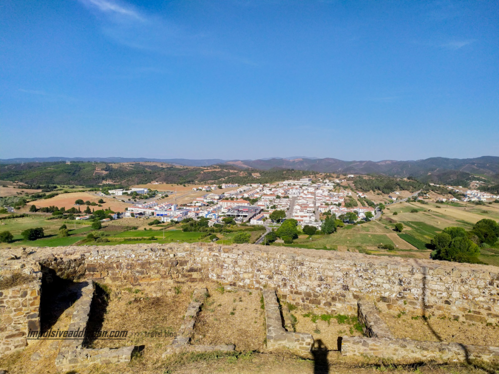 Miradouro para a vila de Aljezur a partir do centro do castelo