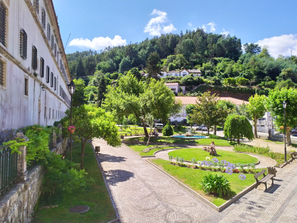 Jardim em frente ao Mosteiro de Lorvão - Penacova