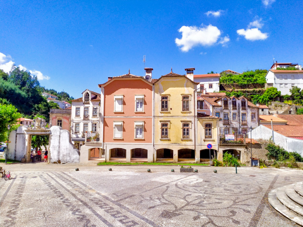 Praça em frente ao Mosteiro de Lorvão - Penacova