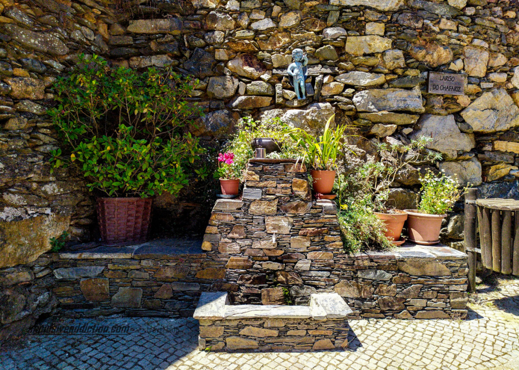 Largo do Chafariz em Pena - Aldeia de xisto de Góis na Serra da Lousã
