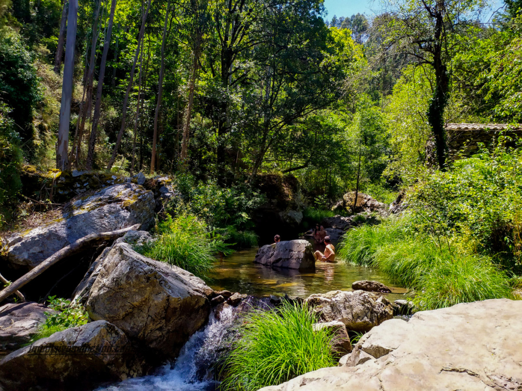 Poço das Lontras junto à aldeia de xisto da Pena