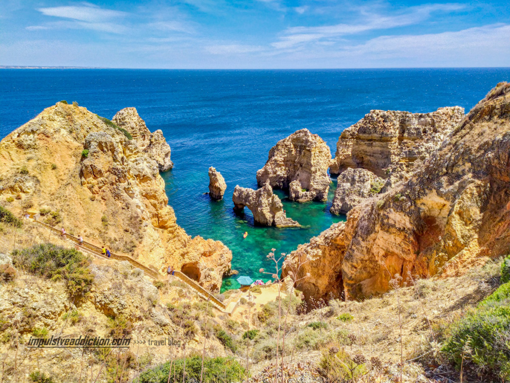 Escadaria para o acesso aos barcos para excursão às grutas da Ponta da Piedade