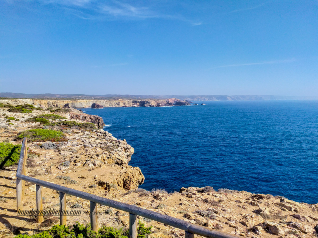As Falésias de Aljezur são de uma beleza incontornável. Esta é uma das imagens para a costa do Pontal da Carrapateira.